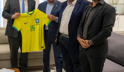 Presidente da CBF entrega camisa da Seleção ao governador do Piauí (Foto: Lesley Ribeiro /CBF)