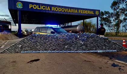 899 tabletes de cocaína foram localizados em carga de milho. (Foto: Divulgação/PRF) 899 tabletes de cocaína foram localizados em carga de milho. (Foto: Divulgação/PRF)
