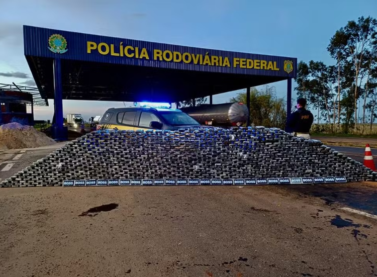 899 tabletes de cocaína foram localizados em carga de milho.