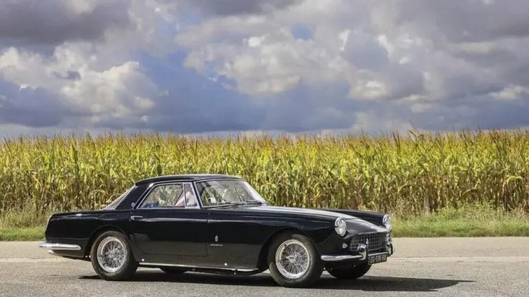 A Ferrari 250 GT de Angelina Jolie que vai a leilão na Casa Cristie’s, em Paris