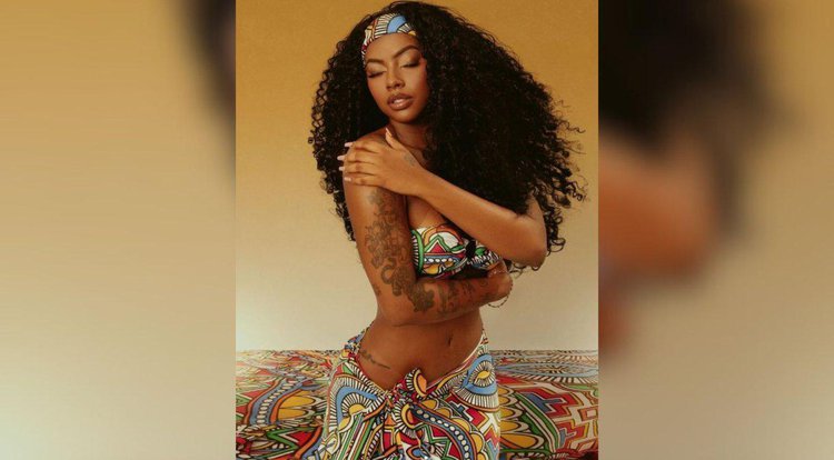 A influenciadora digital Ellen Monique, conhecida nas redes como Africanique