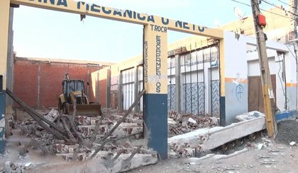 Adolescente de 15 anos tem perna e braço amputados após muro desabar sobre ele em obra em Picos, Sul do PI (Foto: Reprodução / TV Clube)