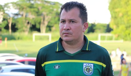 Alajone Silva, técnico do Tiradentes-PI feminino (Foto: Edmilson Júnior) Alajone Silva, técnico do Tiradentes-PI feminino (Foto: Edmilson Júnior)