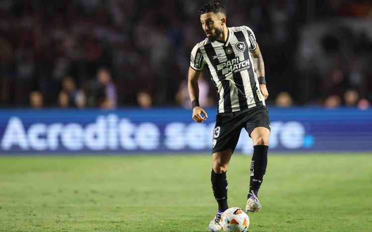 Alex Telles em jogo do Botafogo