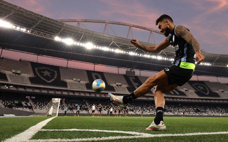 Alex Telles em treino do Botafogo