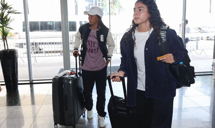 Angelina (na frente) e Adriana são as úlitmas a se apresentarem para amistosos