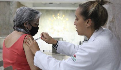 Aplicacao da vacina bivalente contra a covid-19 no posto movel de vacinacao da Unidade Basica de Saude - UBS (Foto: Rovena Rosa/Agencia Brasil) Aplicacao da vacina bivalente contra a covid-19 no posto movel de vacinacao da Unidade Basica de Saude - UBS (Foto: Rovena Rosa/Agencia Brasil)