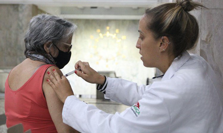 Aplicacao da vacina bivalente contra a covid-19 no posto movel de vacinacao da Unidade Basica de Saude - UBS