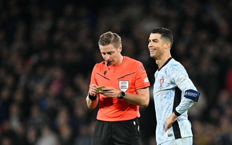 Arbitragem do duelo entre Escocia e Portugal, pela Liga das Nacoes da Uefa, deixou CR7 na bronca