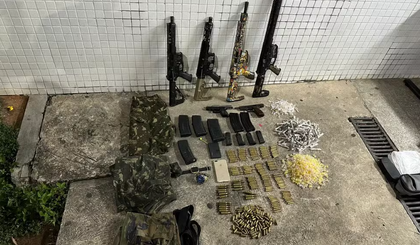 Armas, drogas e munições foram apreendidos com os suspeitos. (Foto: Divulgação/SSP-BA) Armas, drogas e munições foram apreendidos com os suspeitos. (Foto: Divulgação/SSP-BA)