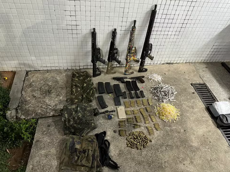 Armas, drogas e munições foram apreendidos com os suspeitos.