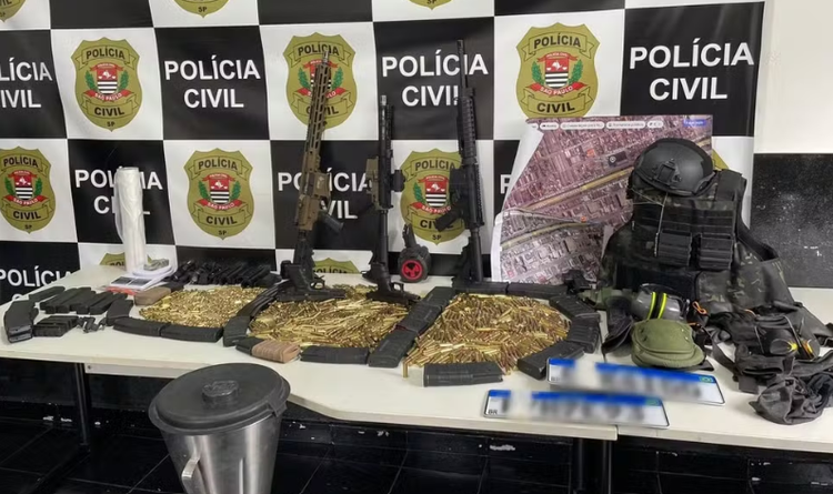 Armas foram encontradas durante operação em Praia Grande (SP).