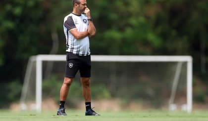 Artur Jorge terá difícil missão em montar o planejamento do Botafogo para os próximos jogos (Foto: Vítor Silva / Botafogo)