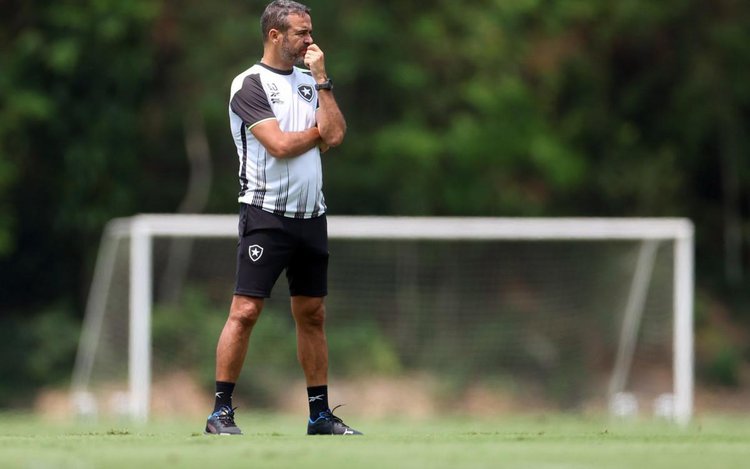 Artur Jorge terá difícil missão em montar o planejamento do Botafogo para os próximos jogos