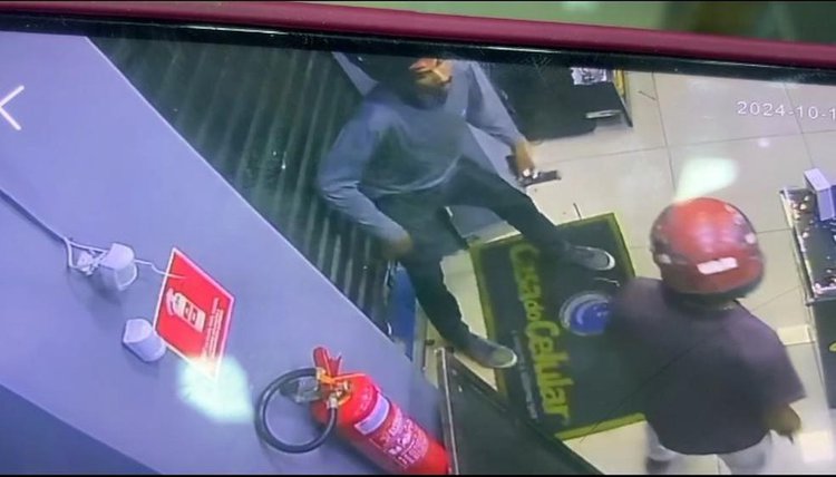 Assaltantes invadem loja de celulares no Centro de Teresina