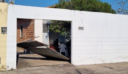 Atiradores dizem ser policiais, invadem residencia e matam jovem de 23 anos (Foto: Laisa Mendes/TV Clube) Atiradores dizem ser policiais, invadem residencia e matam jovem de 23 anos (Foto: Laisa Mendes/TV Clube)