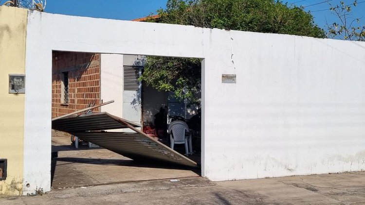 Atiradores dizem ser policiais, invadem residencia e matam jovem de 23 anos