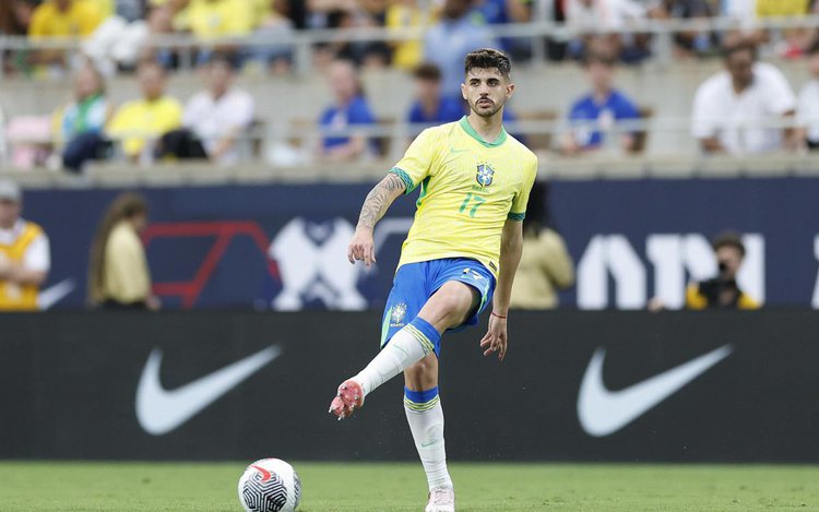 Beraldo, do PSG, em ação com a camisa da seleção brasileira