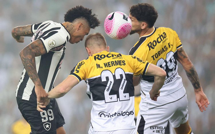 Botafogo e Criciúma mediram forças no Maracanã