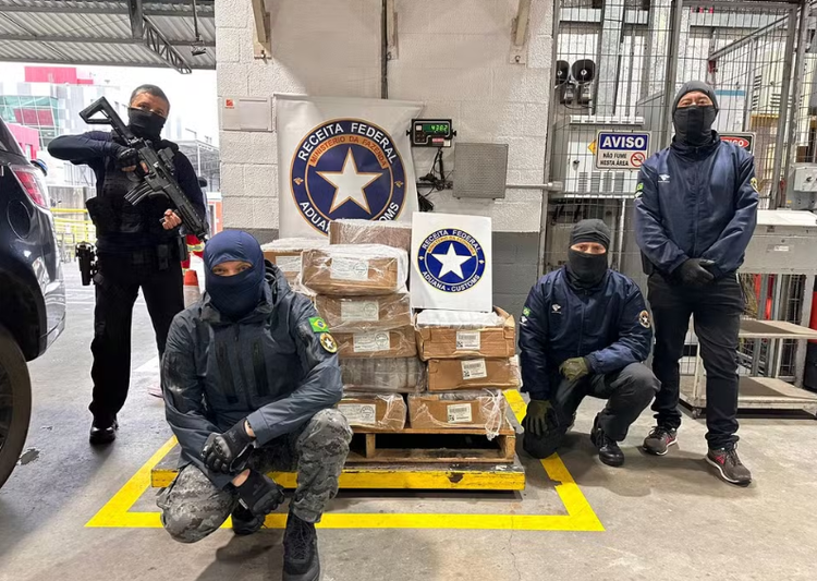 Carga de cocaína é apreendida em porto de SC.