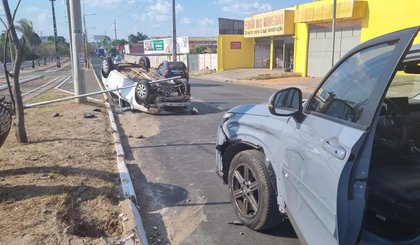 Carro bate em poste e capota na Zona Sul de Teresina (Foto: Pedro Lima/g1) Carro bate em poste e capota na Zona Sul de Teresina (Foto: Pedro Lima/g1)