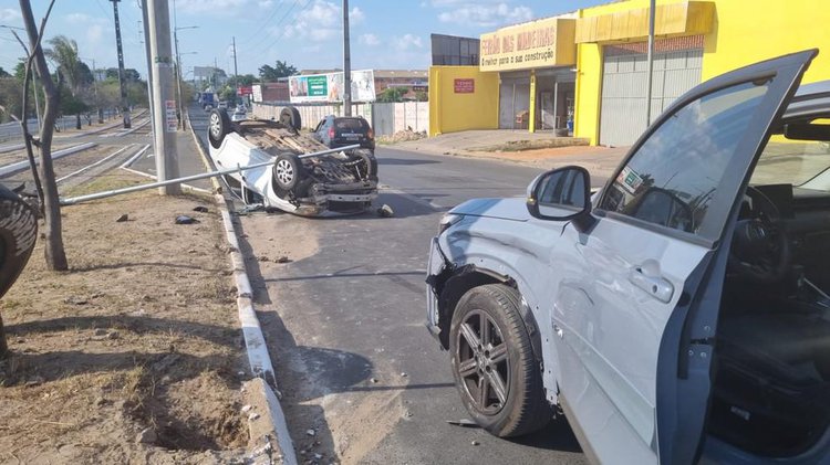 Carro bate em poste e capota na Zona Sul de Teresina