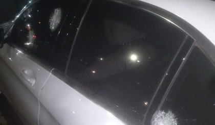 Carro onde estava o ex-presidente do PRTB foi alvo de tiros (Foto: Divulgação) Carro onde estava o ex-presidente do PRTB foi alvo de tiros (Foto: Divulgação)