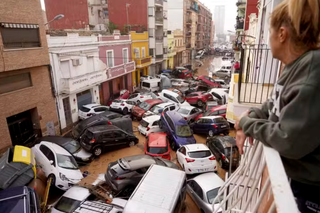 Carros foram arrastados pela enxurrada.