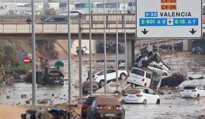 Centenas de carros foram arrastados pela enchente. (Foto: Reuters/Eva Manez)