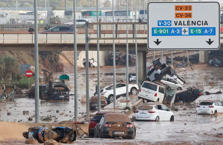 Centenas de carros foram arrastados pela enchente.