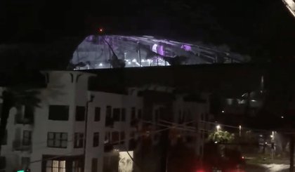 Cobertura de estadio e destruida pelo Furacao Milton (Foto: Reproducao / X)