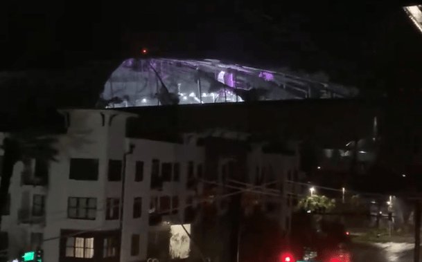 Cobertura de estadio e destruida pelo Furacao Milton