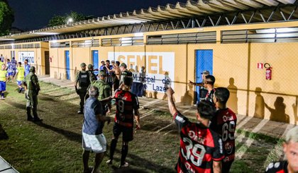 Confusao em saida de campo em Flamengo-PI x Comercial-PI (Foto: Ronaldo Mota/Tribuna Em Foco) Confusao em saida de campo em Flamengo-PI x Comercial-PI (Foto: Ronaldo Mota/Tribuna Em Foco)