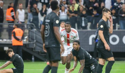 Corinthians sofre gol no fim e se complica na tabela do Brasileirão (Foto: Ricardo Duarte / Internacional) Corinthians sofre gol no fim e se complica na tabela do Brasileirão (Foto: Ricardo Duarte / Internacional)