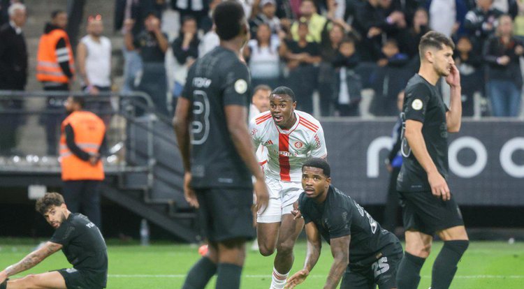Corinthians sofre gol no fim e se complica na tabela do Brasileirão