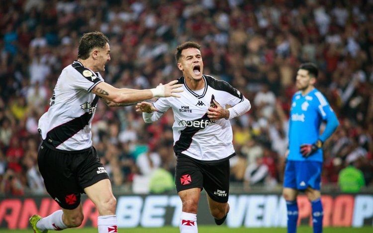 Coutinho celebra único gol marcado pelo Vasco após seu retorno, sobre o Flamengo, no Maracanã