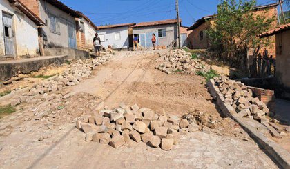 Dezesseis ruas de Floriano recebem manutencao da pavimentacao poliedrica (Foto: Divulgacao / Prefeitura Municipal de Floriano)
