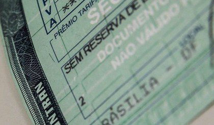 Documento de carro (Foto: Marcello Casal Jr/Agência Brasil)