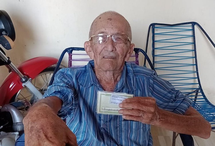 Eleitor de 92 anos viaja mais de 130 km para votar