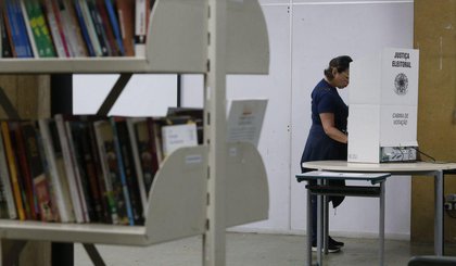 Eleitores comparecem para votação no segundo turno das eleições (Foto: Paulo Pinto / Agência Brasil) Eleitores comparecem para votação no segundo turno das eleições (Foto: Paulo Pinto / Agência Brasil)