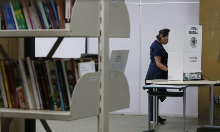 Eleitores comparecem para votação no segundo turno das eleições