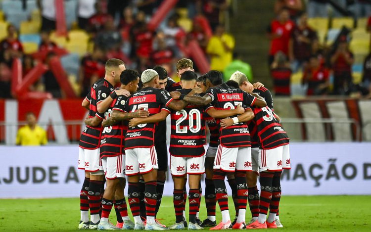 Elenco do Flamengo reunido no gramado do Maracanã