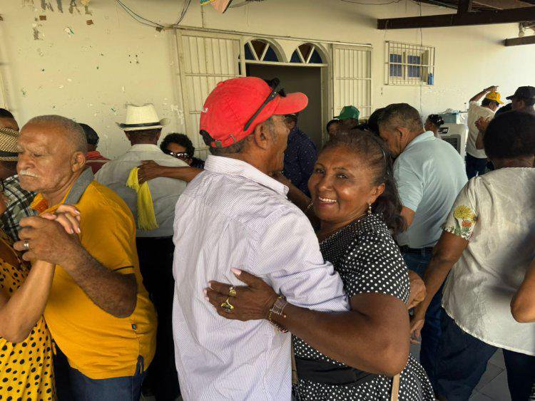 Festa tematica em comemoracao ao Dia do Idoso