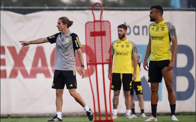 Filipe Luis comanda treino do Flamengo