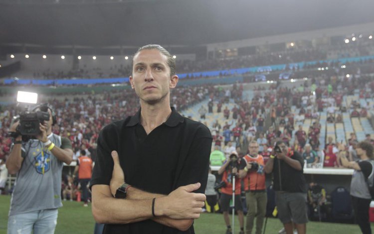 Filipe Luís estreou à frente do time profissional do Flamengo