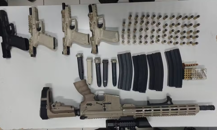 Fuzil e pistolas foram apreendidos após denúncia.