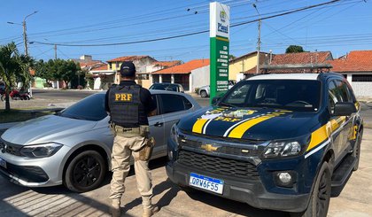 Homem é preso pela PRF com carro furtado (Foto: PRF-PI) Homem é preso pela PRF com carro furtado (Foto: PRF-PI)