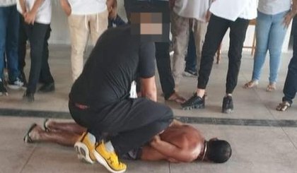 Homem invade escola com faca e ameaça estudantes (Foto: Reprodução) Homem invade escola com faca e ameaça estudantes (Foto: Reprodução)
