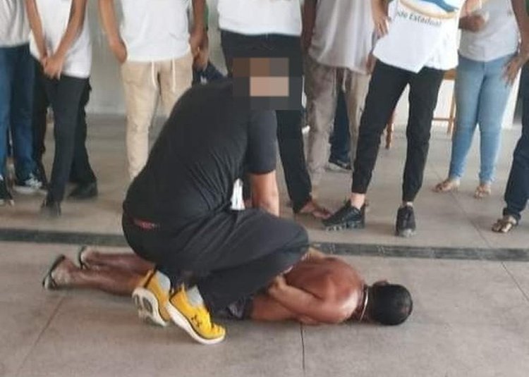Homem invade escola com faca e ameaça estudantes