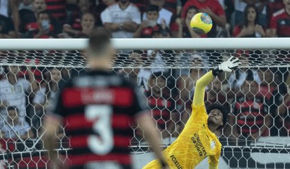 Hugo Souza defende o Corinthians contra o Flamengo (Foto: Rodrigo Coca / Corinthians) Hugo Souza defende o Corinthians contra o Flamengo (Foto: Rodrigo Coca / Corinthians)